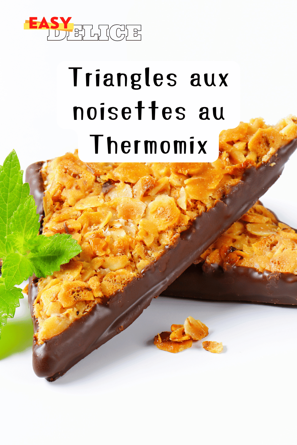 Triangles aux noisettes Thermomix fraîchement préparés et dorés.