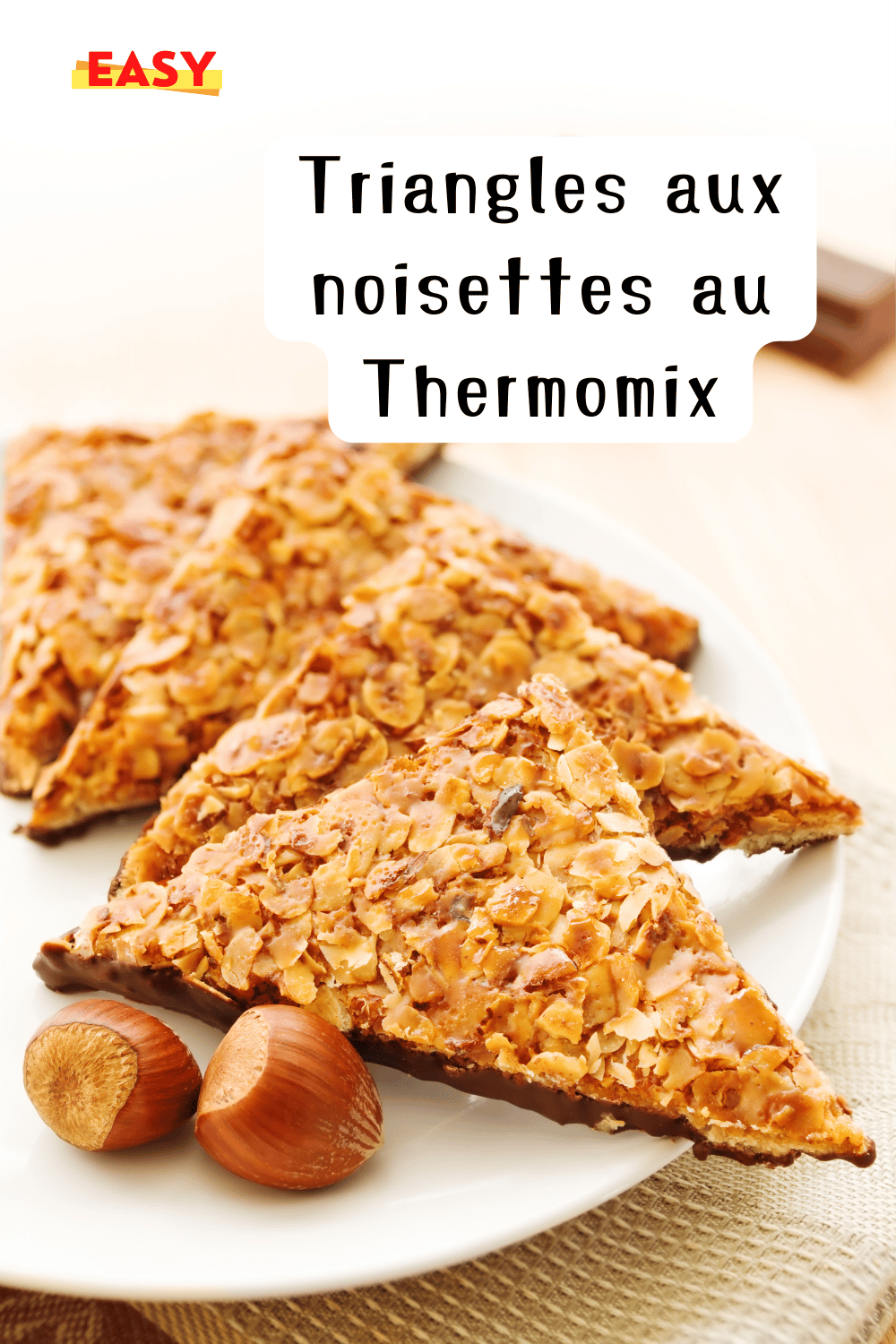 Triangles aux noisettes Thermomix fraîchement préparés et dorés.