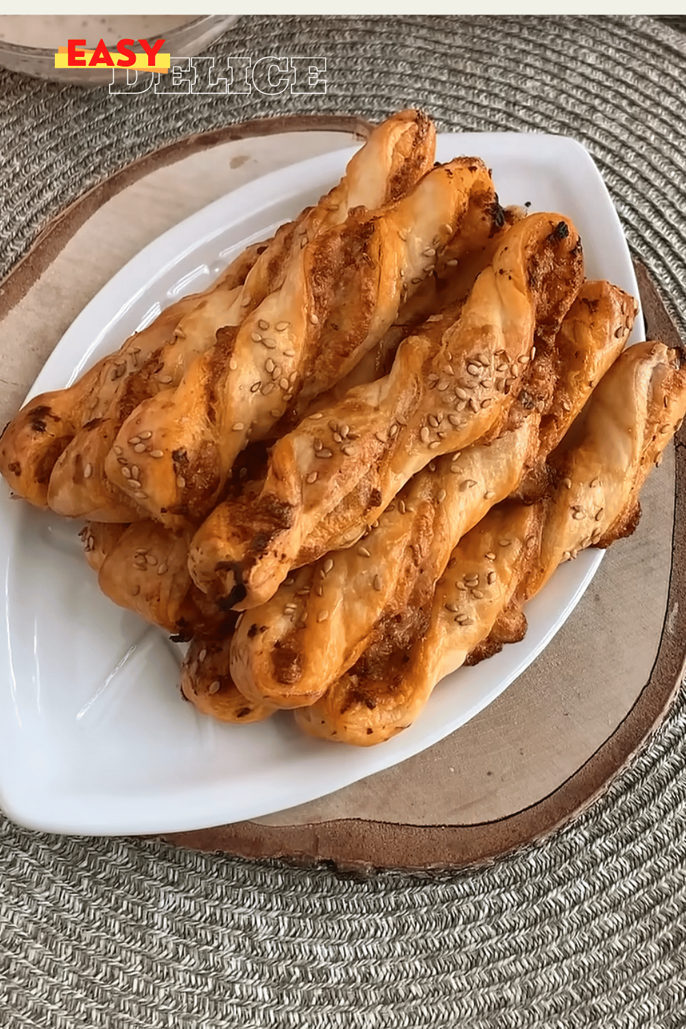 Bâtonnets feuilletés au jambon et fromage prêts pour un apéritif convivial.