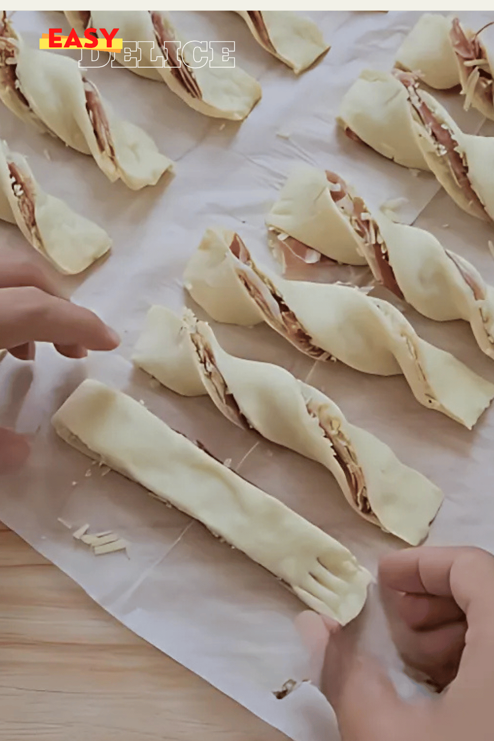 Bâtonnets feuilletés au jambon et fromage prêts pour un apéritif convivial.