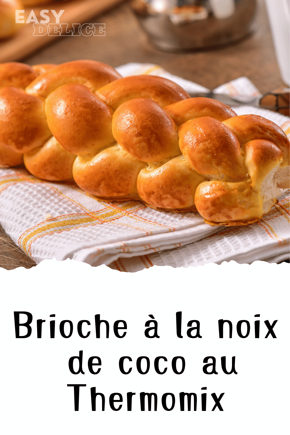 Brioche à la noix de coco Thermomix dorée et moelleuse sur une table élégante.