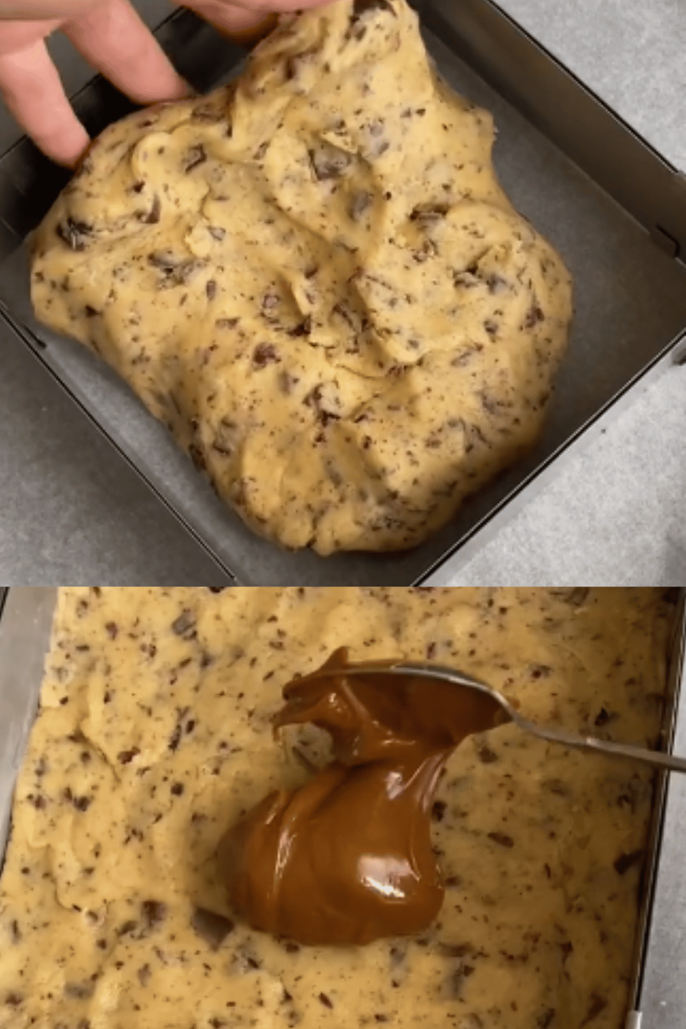 Cookie géant doré, garni de pépites de chocolat et nappé de pâte à tartiner, coupé en parts sur une planche en bois.