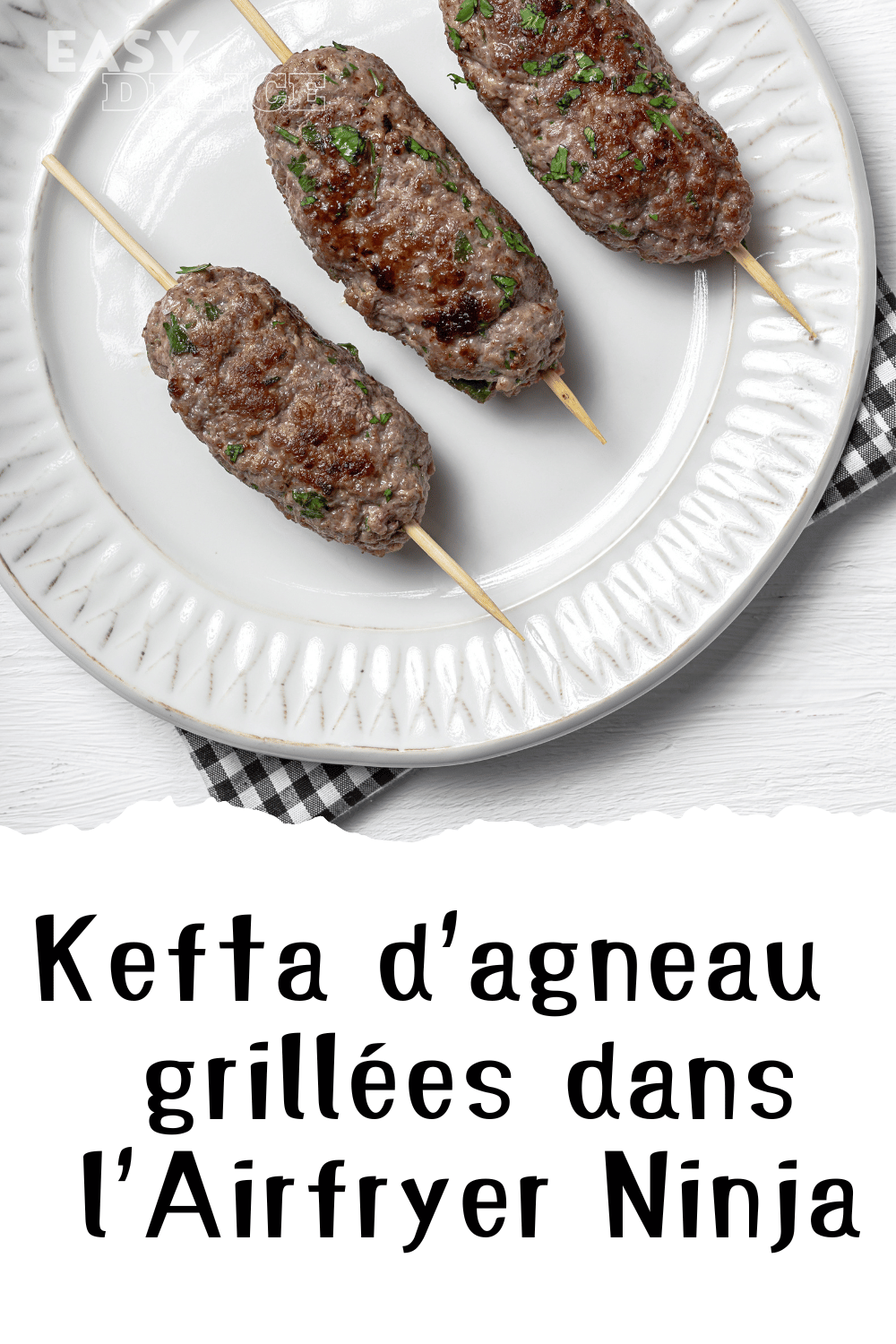 Brochettes de kefta d'agneau grillées avec des quartiers d'aubergines, prêtes dans l'Airfryer Ninja.