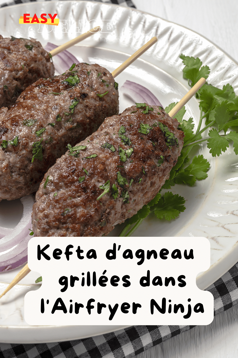 Brochettes de kefta d'agneau grillées avec des quartiers d'aubergines, prêtes dans l'Airfryer Ninja.