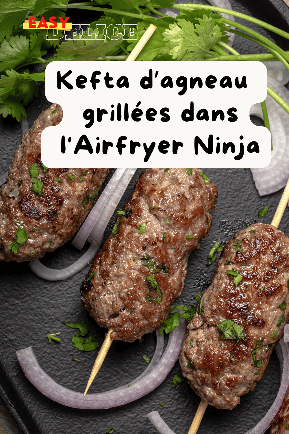 Brochettes de kefta d'agneau grillées avec des quartiers d'aubergines, prêtes dans l'Airfryer Ninja.