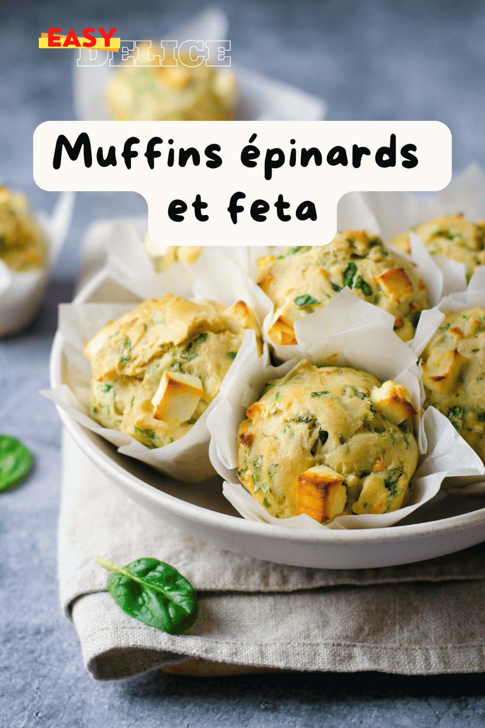 Muffins épinards et feta dorés et moelleux, parfaits pour un apéritif sain.