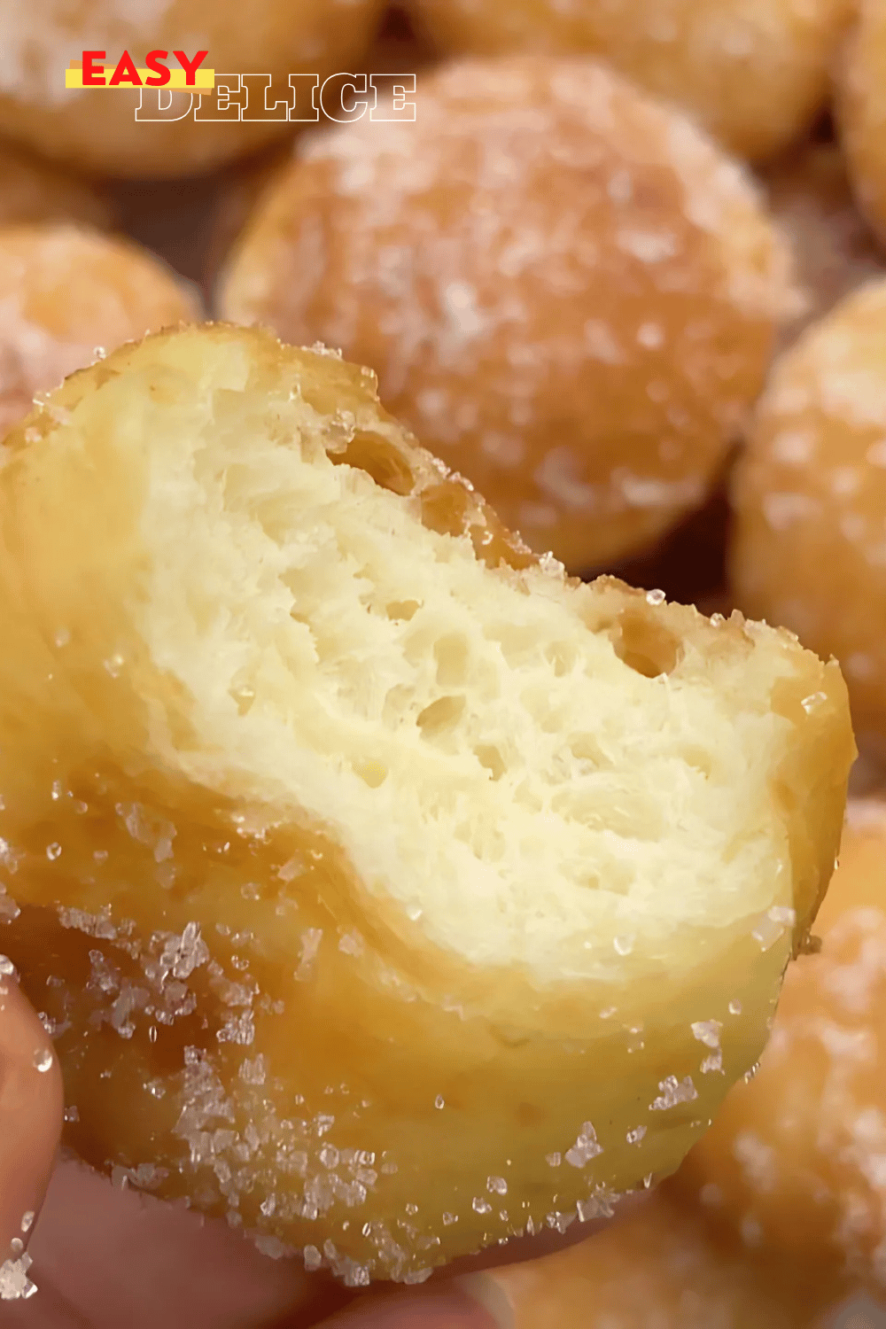 Mini beignets dorés et moelleux, saupoudrés de sucre, servis avec du Nutella en accompagnement.