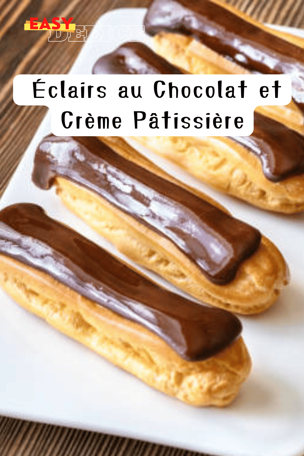 Éclairs au chocolat nappés de glaçage brillant et garnis de crème pâtissière, présentés sur une assiette élégante.