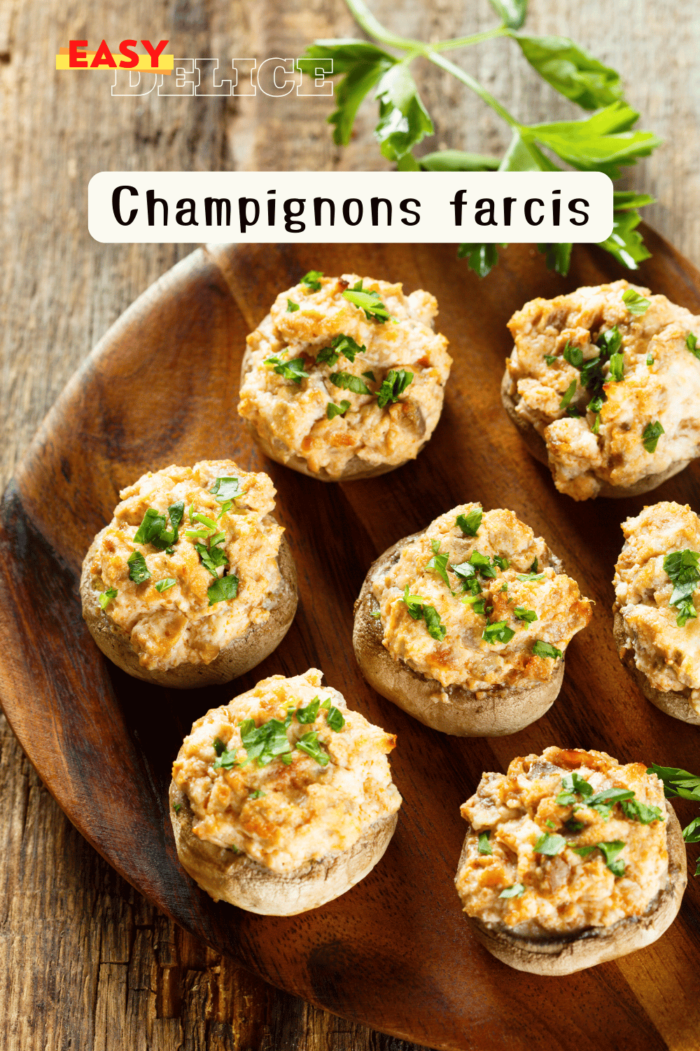 Champignons farcis garnis de fromage et herbes, dorés au four et prêts à être dégustés.