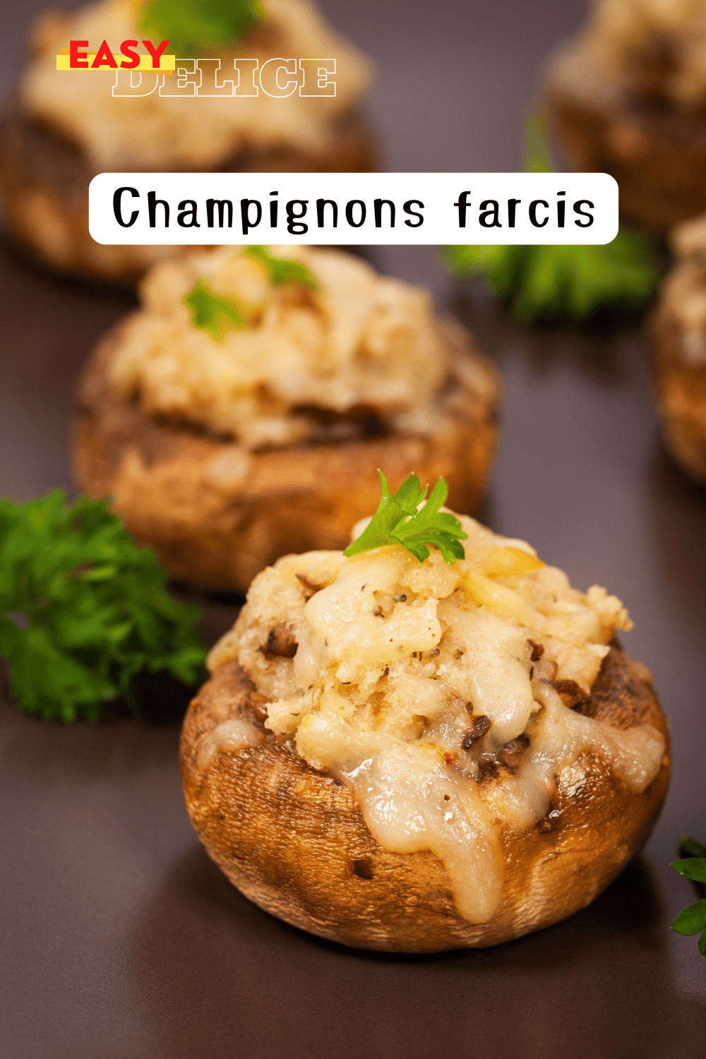 Champignons farcis garnis de fromage et herbes, dorés au four et prêts à être dégustés.