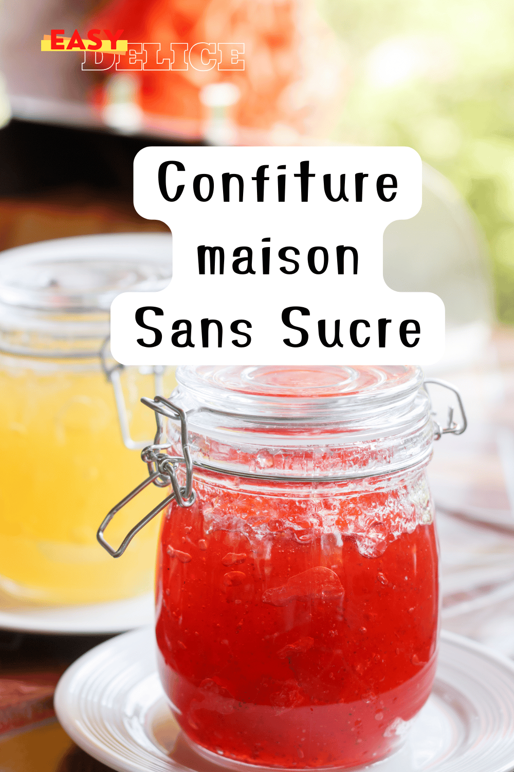 Pot de confiture maison sans sucre, entouré de fruits frais.