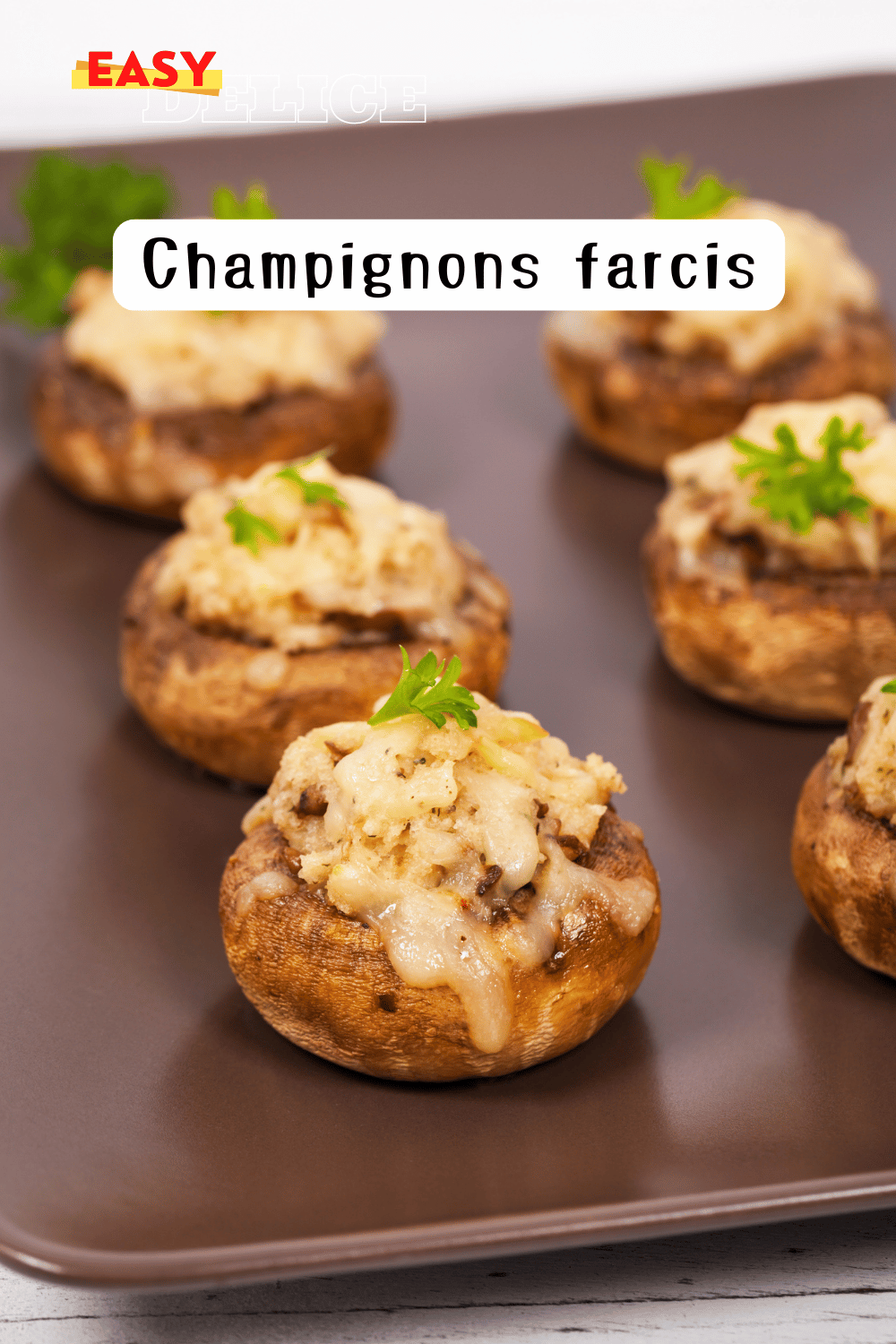 Champignons farcis garnis de fromage et herbes, dorés au four et prêts à être dégustés.