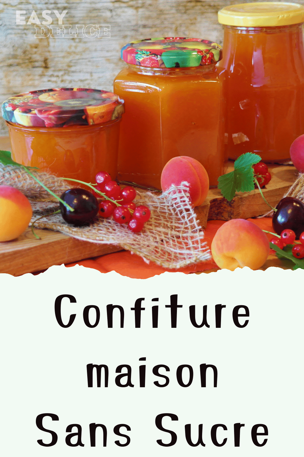 Pot de confiture maison sans sucre, entouré de fruits frais.