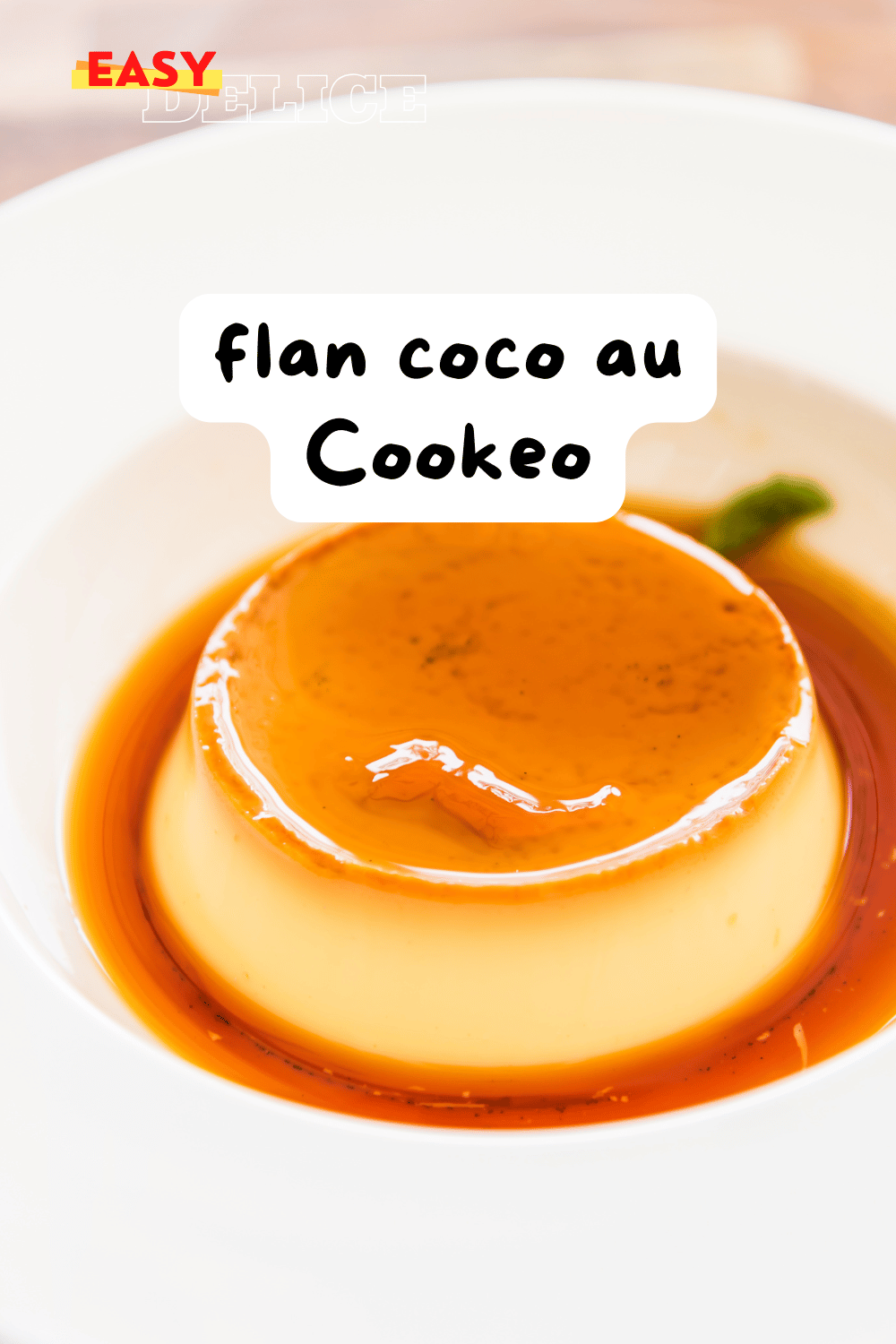 Flan coco doré et fondant, servi dans une assiette avec une garniture de noix de coco râpée.