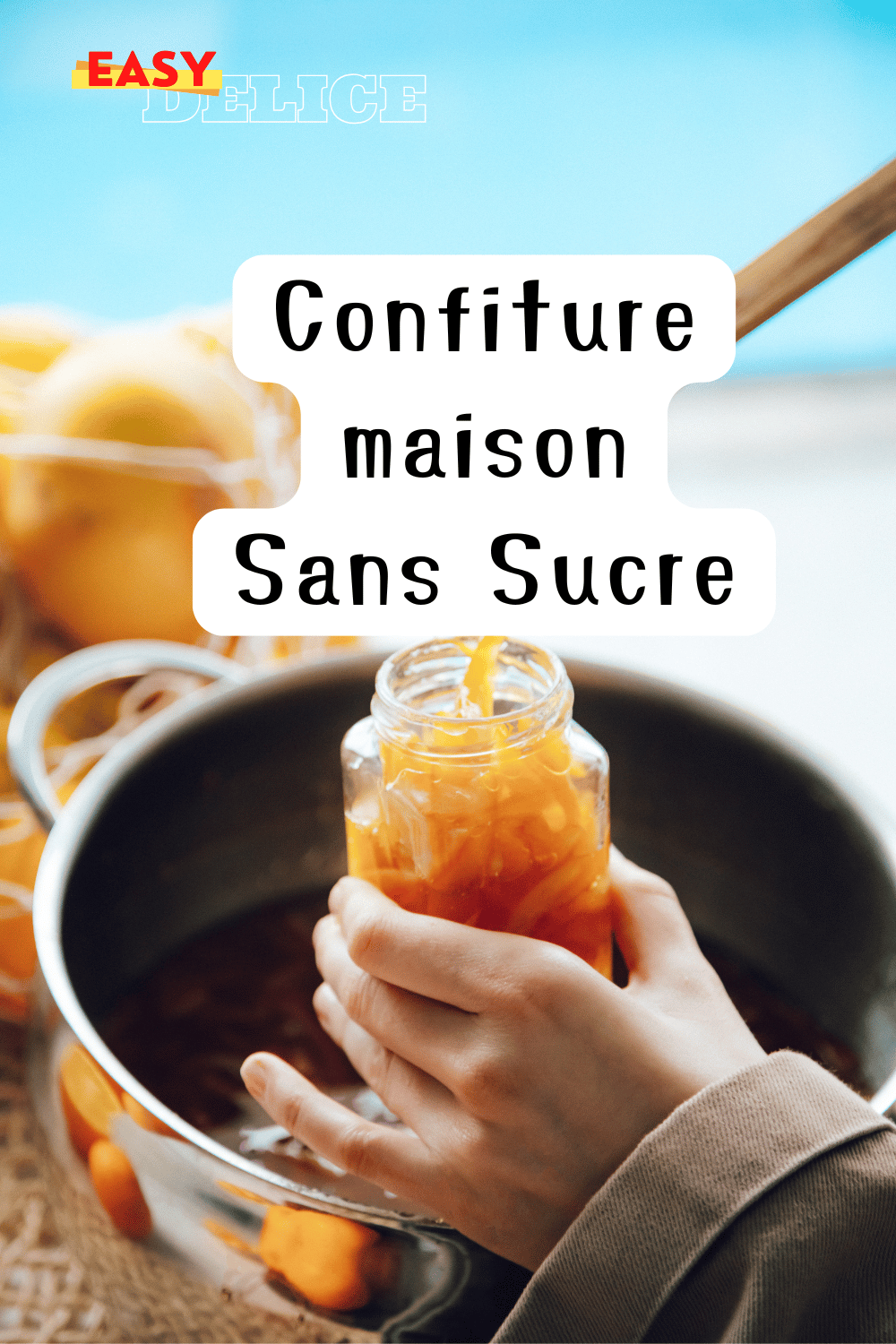 Pot de confiture maison sans sucre, entouré de fruits frais.