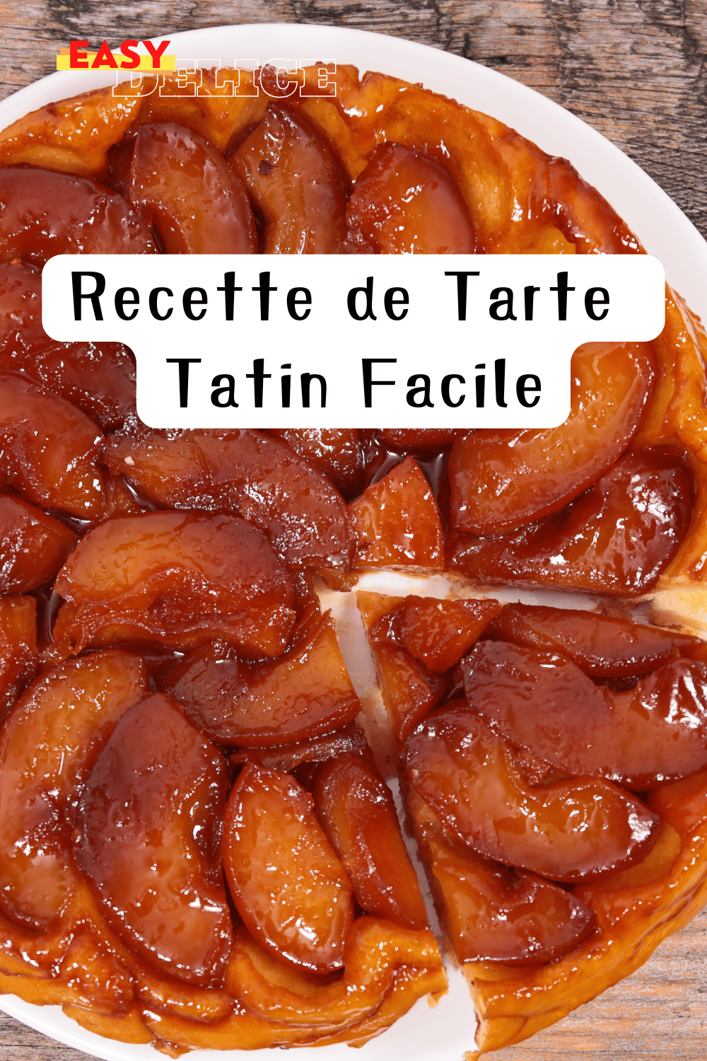 Tarte Tatin dorée et caramélisée servie avec une boule de glace vanille