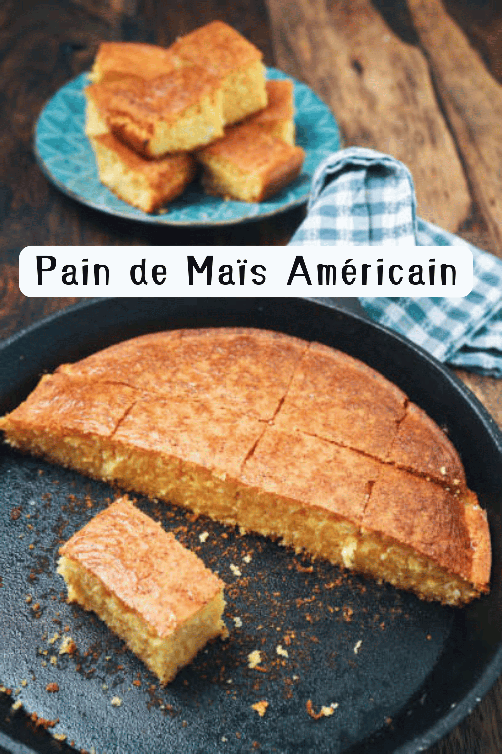 Pain de maïs doré, servi chaud en tranches, accompagné de beurre fondant.