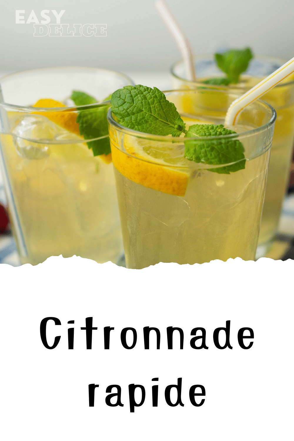 Un verre de citronnade rapide maison avec des glaçons et des tranches de citron.