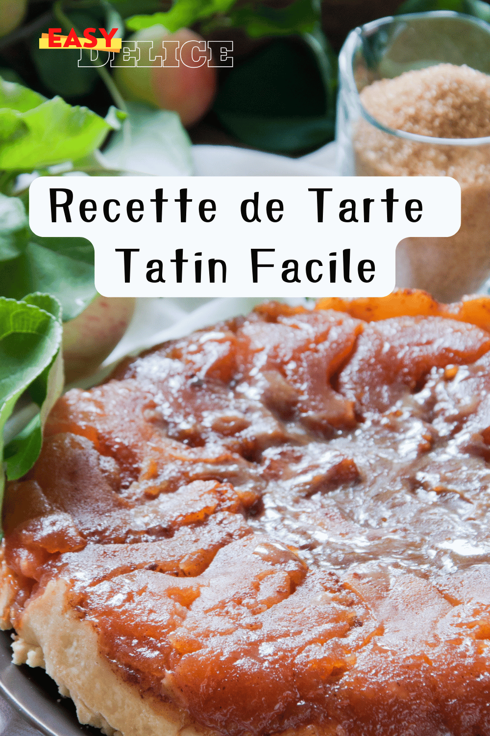 Tarte Tatin dorée et caramélisée servie avec une boule de glace vanille