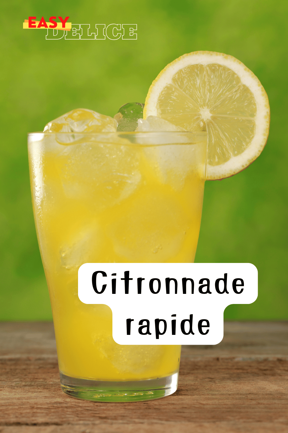 Un verre de citronnade rapide maison avec des glaçons et des tranches de citron.