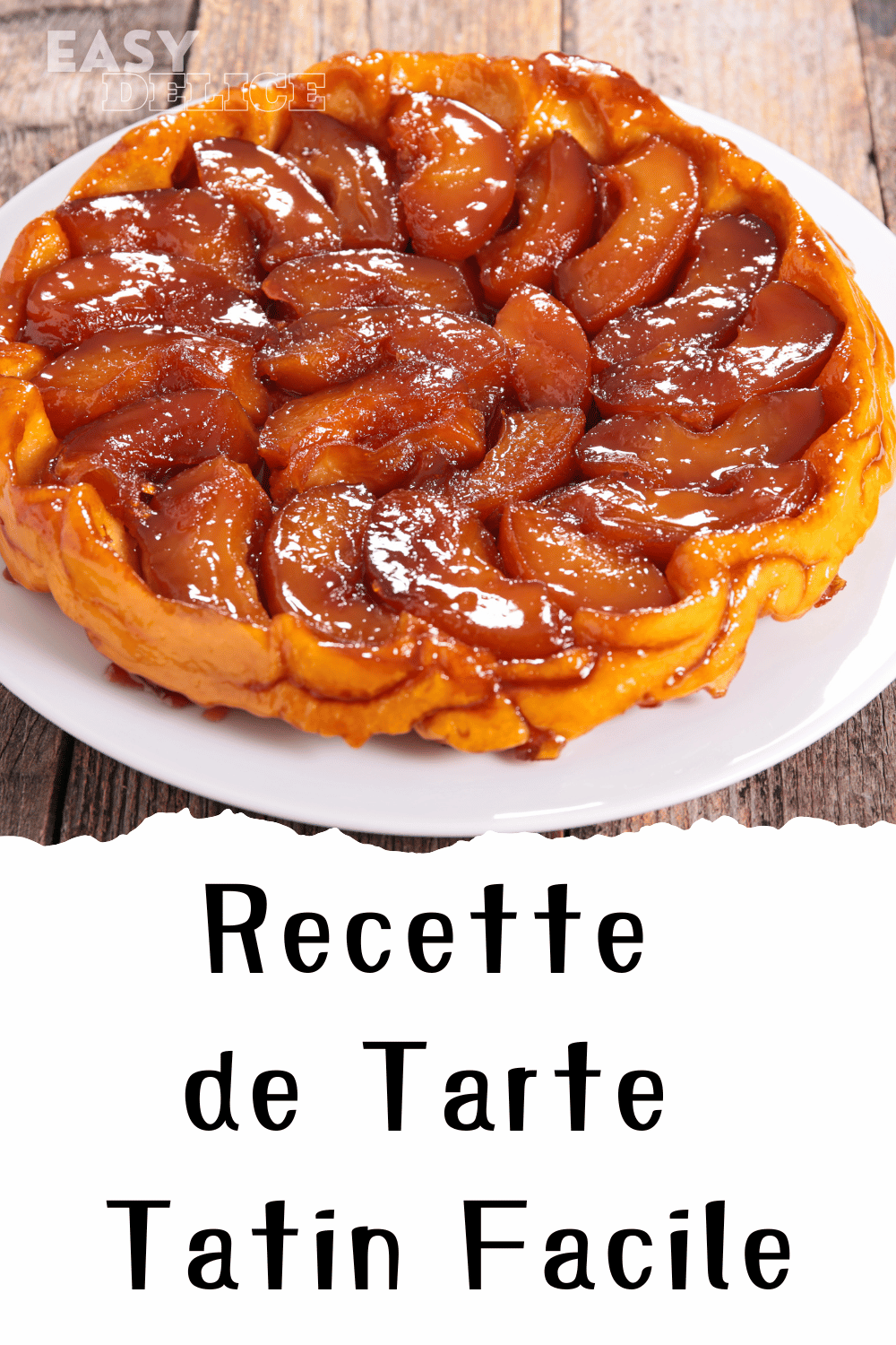 Tarte Tatin dorée et caramélisée servie avec une boule de glace vanille