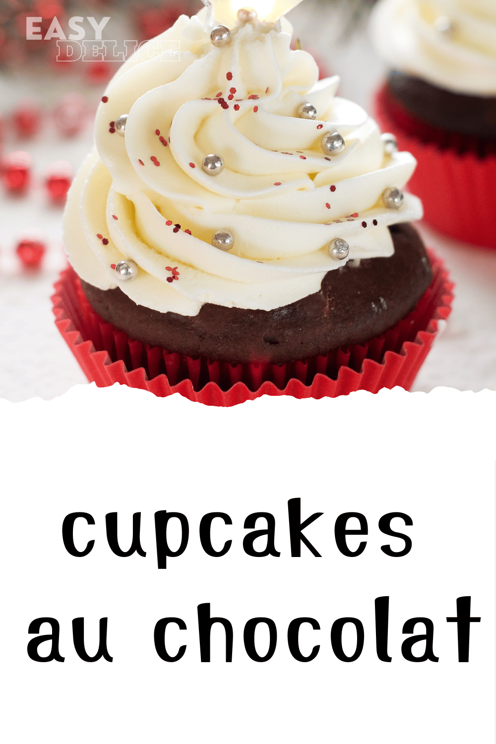 Cupcakes au chocolat moelleux, décorés avec un glaçage au chocolat blanc et des éclats de chocolat.