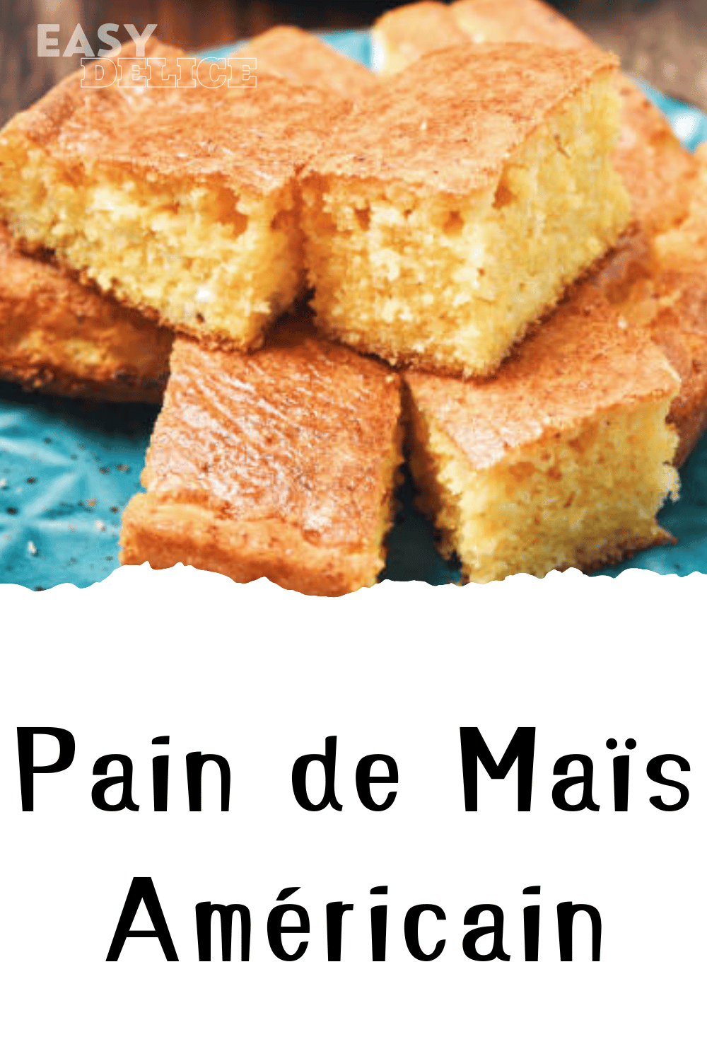 Pain de maïs doré, servi chaud en tranches, accompagné de beurre fondant.