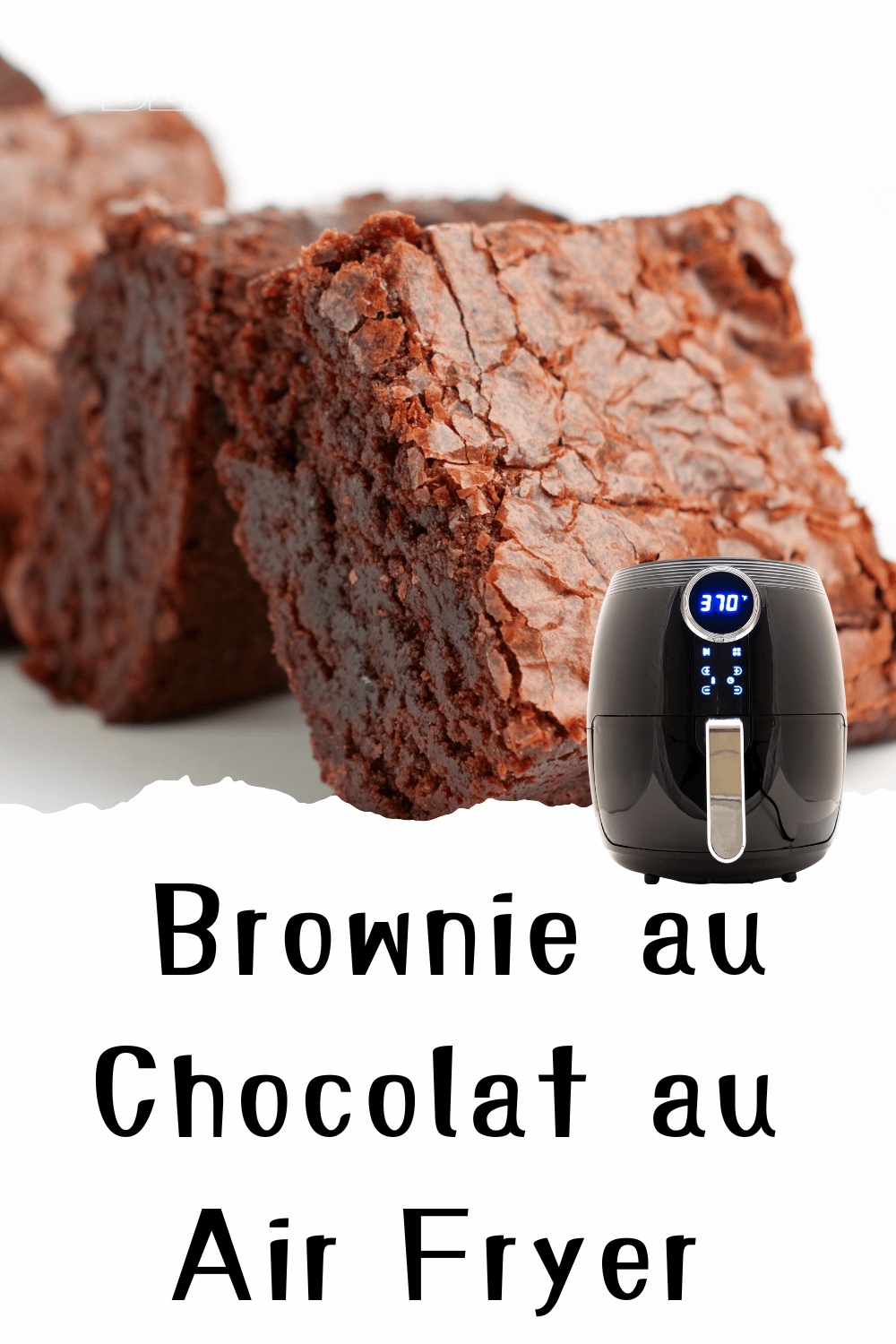 Brownie au chocolat cuit au Air Fryer, découpé en carrés et servi avec une boule de glace.