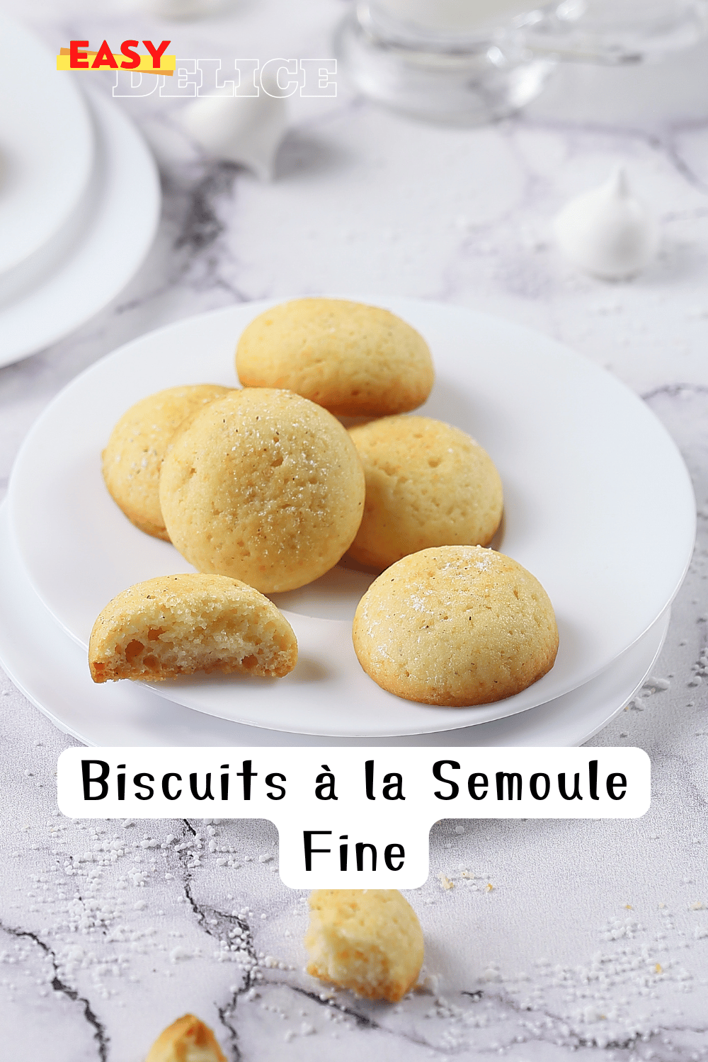 Biscuits à la semoule fine dorés et croustillants dans une assiette