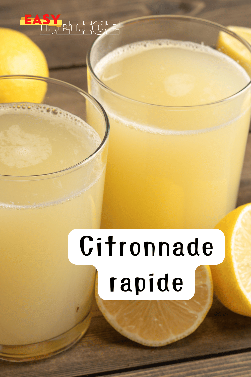 Un verre de citronnade rapide maison avec des glaçons et des tranches de citron.