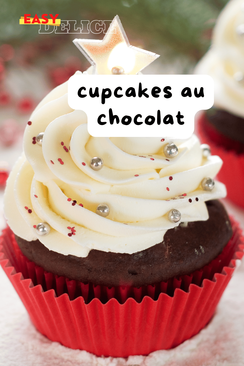 Cupcakes au chocolat moelleux, décorés avec un glaçage au chocolat blanc et des éclats de chocolat.