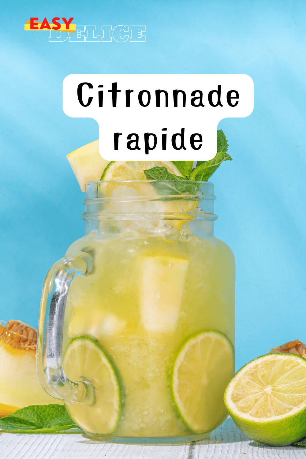 Un verre de citronnade rapide maison avec des glaçons et des tranches de citron.