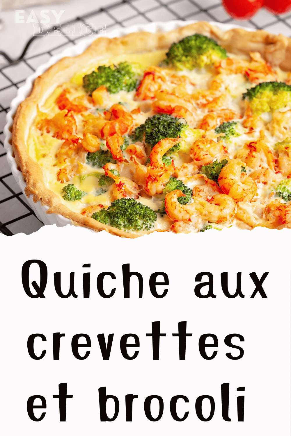 Une quiche dorée et appétissante aux crevettes et brocoli, tranchée et servie avec une salade verte.