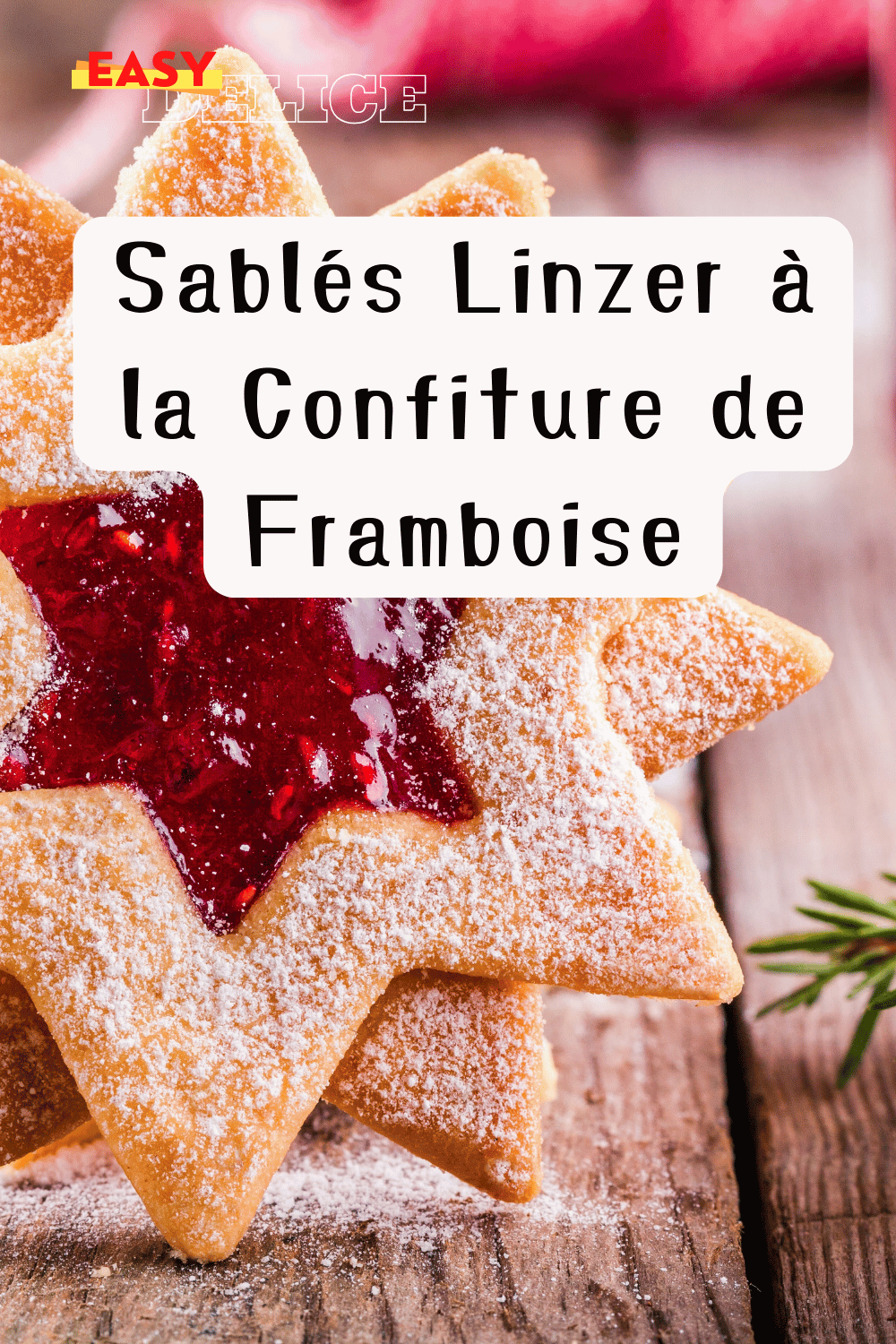 Sablés Linzer garnis de confiture de framboise, saupoudrés de sucre glace sur une assiette festive.