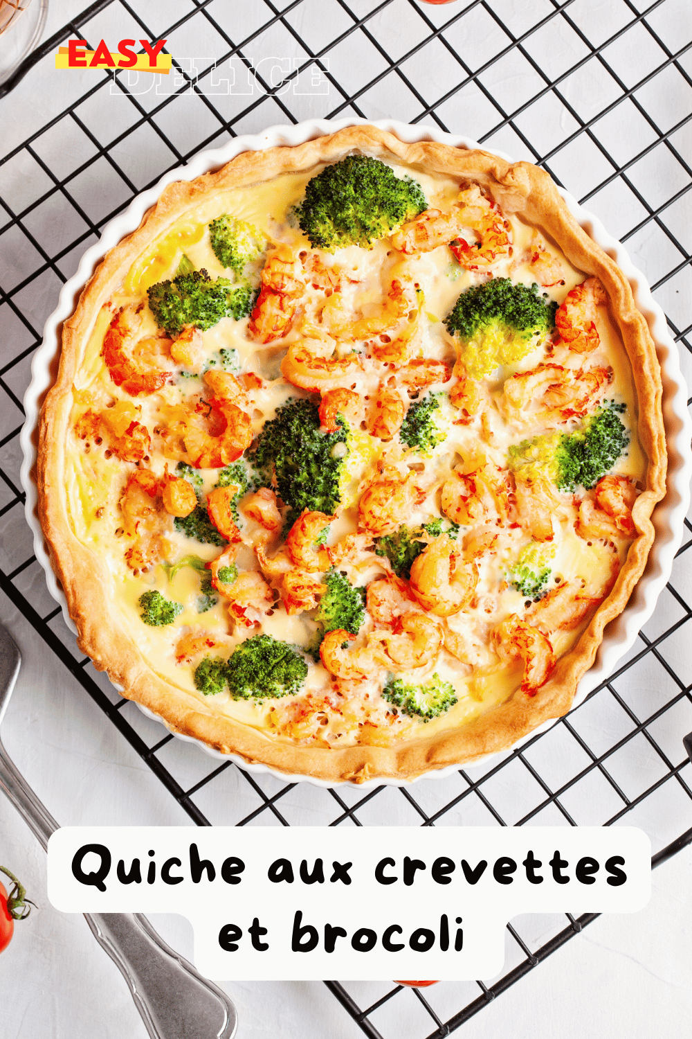 Une quiche dorée et appétissante aux crevettes et brocoli, tranchée et servie avec une salade verte.