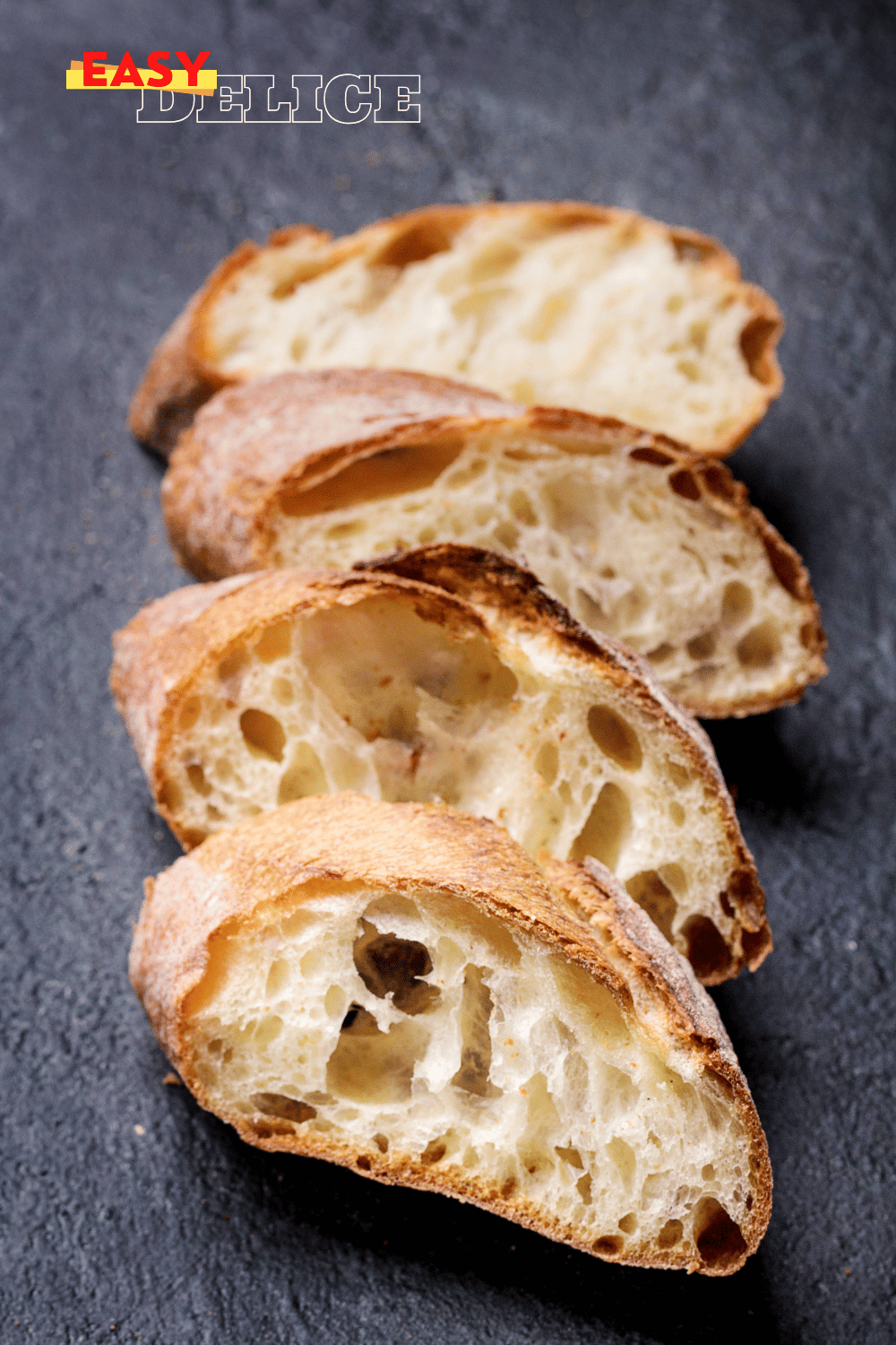 Baguette magique dorée et croustillante sur une planche en bois avec une mie parfaitement aérée.