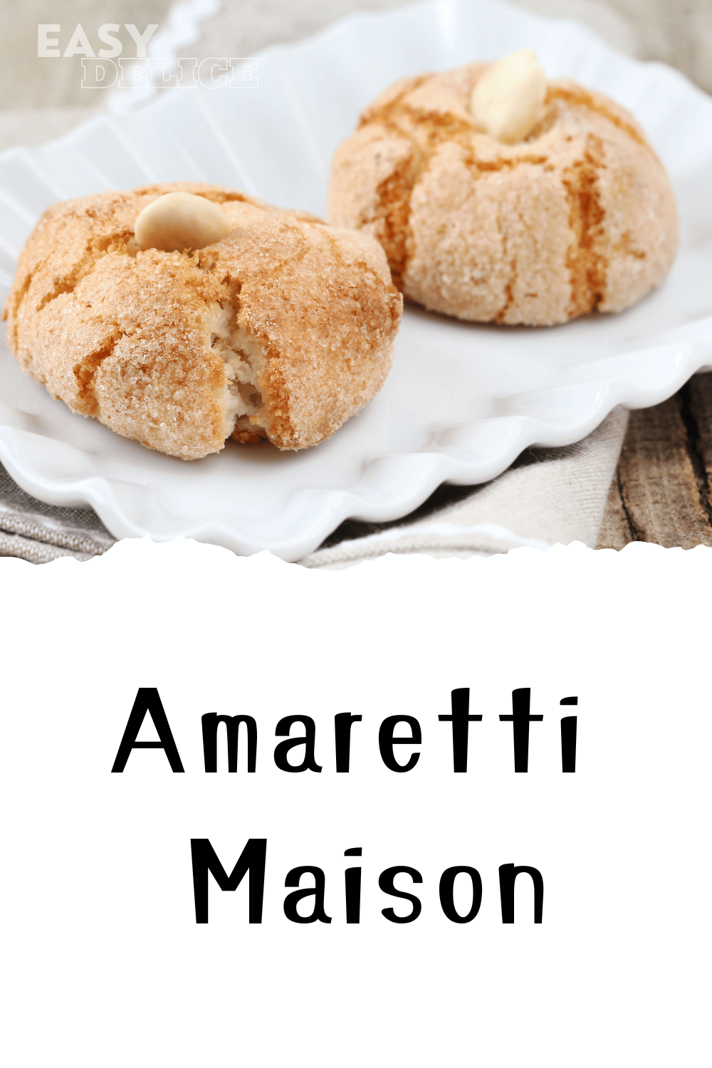 Biscuits amaretti moelleux, saupoudrés de sucre glace, servis sur une assiette.

