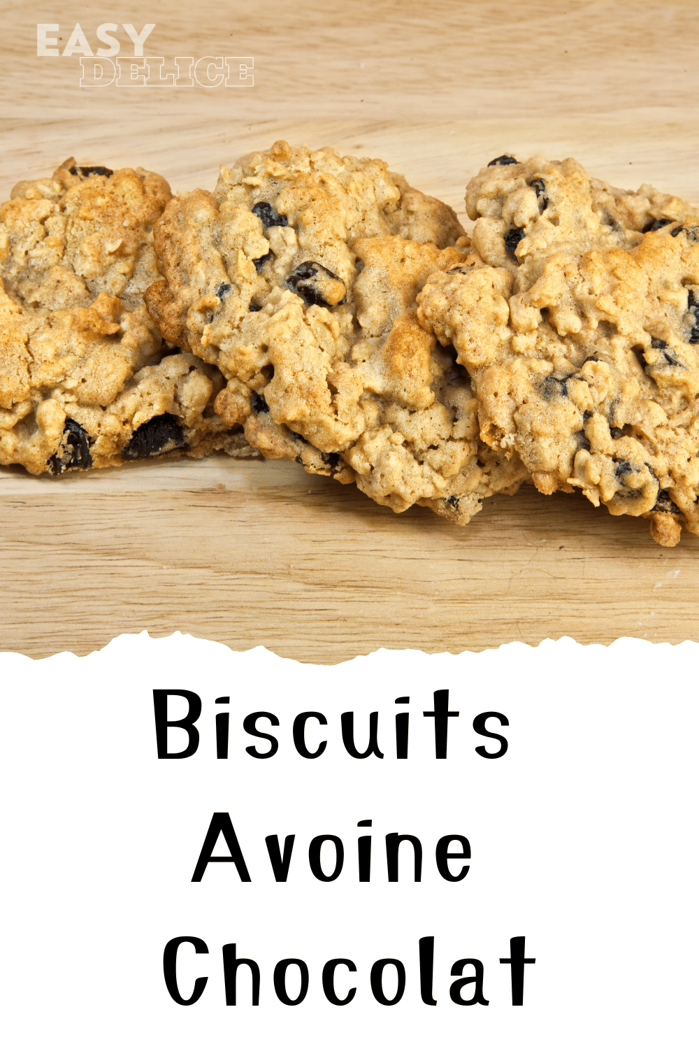 Biscuits à l’avoine et pépites de chocolat dorés, empilés dans une assiette