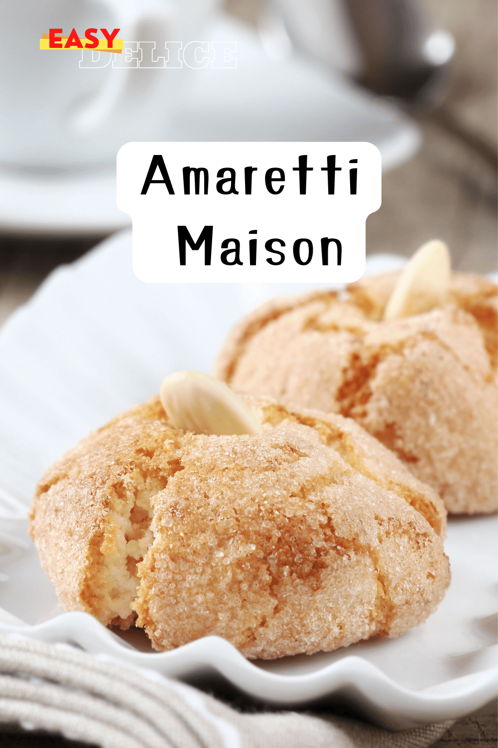 Biscuits amaretti moelleux, saupoudrés de sucre glace, servis sur une assiette.

