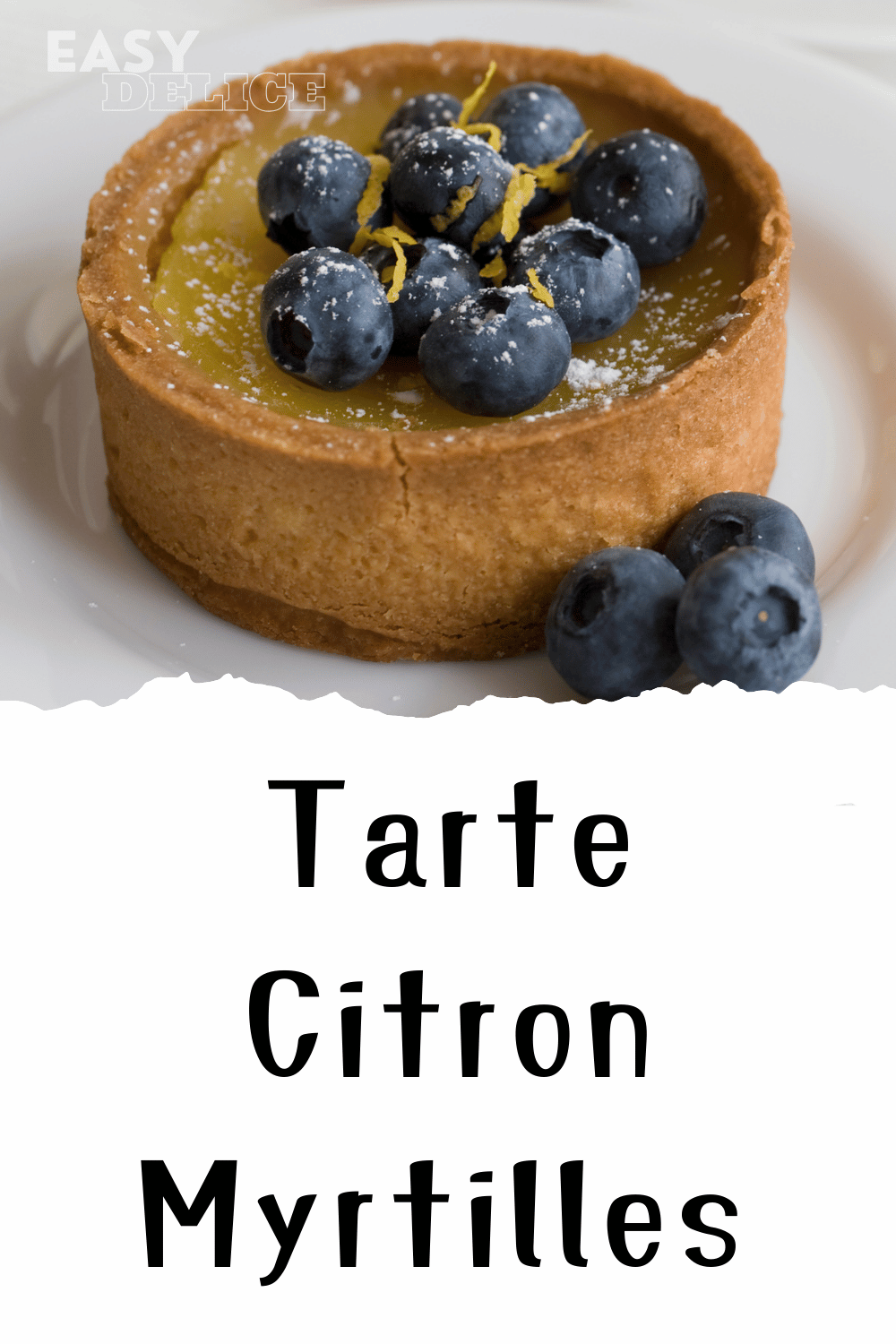 Tarte citron myrtilles garnie de fruits frais, présentée sur un plateau élégant.

