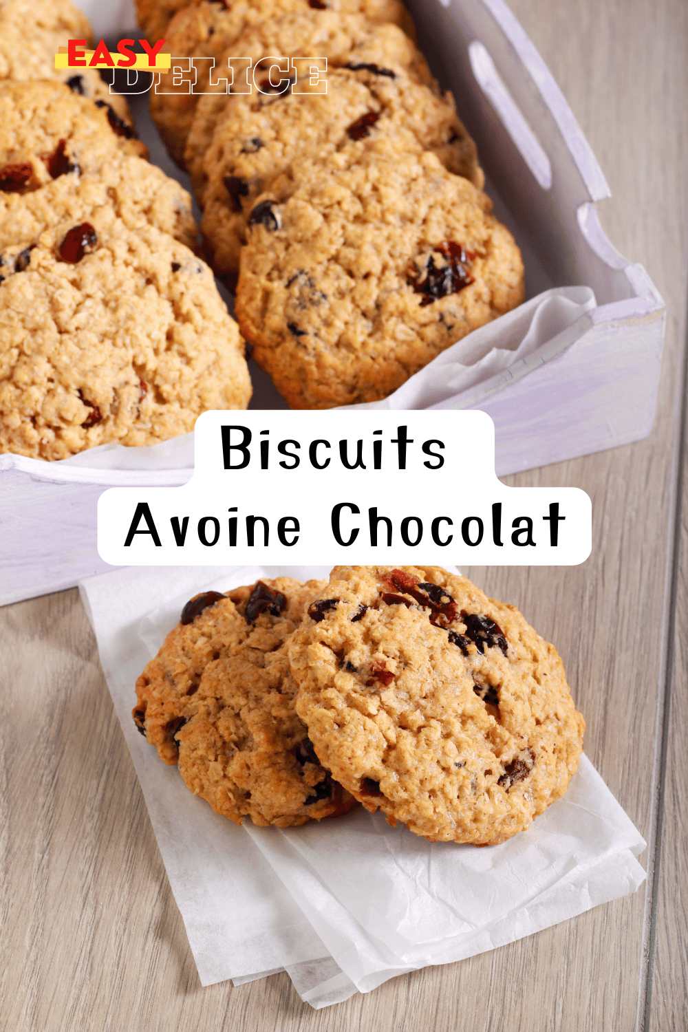 Biscuits à l’avoine et pépites de chocolat dorés, empilés dans une assiette