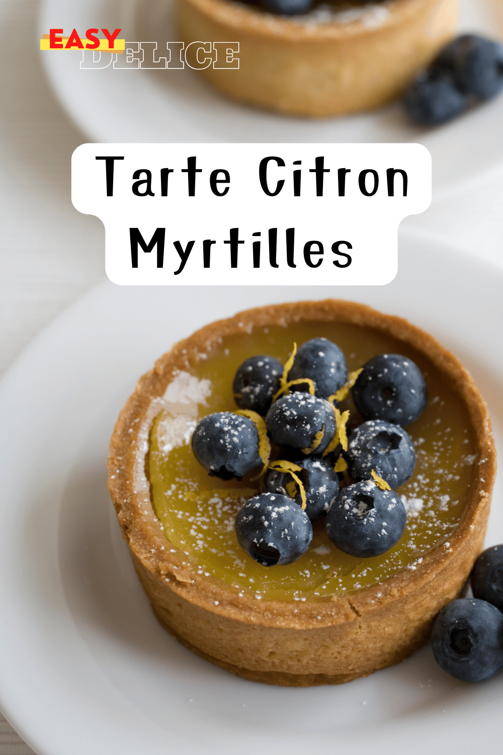 Tarte citron myrtilles garnie de fruits frais, présentée sur un plateau élégant.

