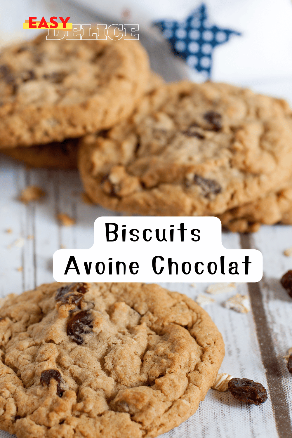 Biscuits à l’avoine et pépites de chocolat dorés, empilés dans une assiette