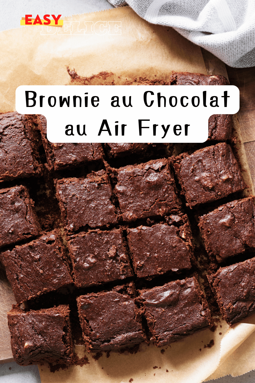 Brownie au chocolat cuit au Air Fryer, découpé en carrés et servi avec une boule de glace.