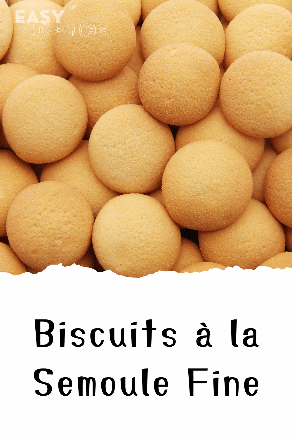 Biscuits à la semoule fine dorés et croustillants dans une assiette