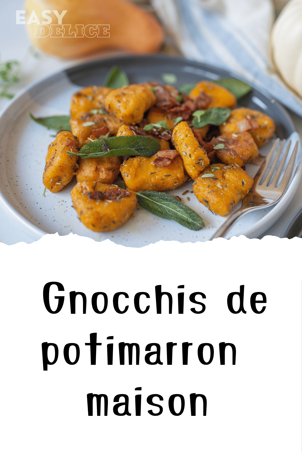 Gnocchis de potimarron dorés, garnis de sauge et de parmesan dans une assiette élégante.