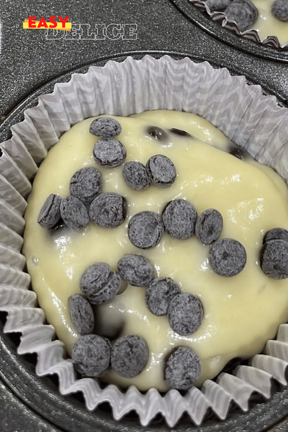 Muffins aux pépites de chocolat moelleux et dorés prêts à déguster.