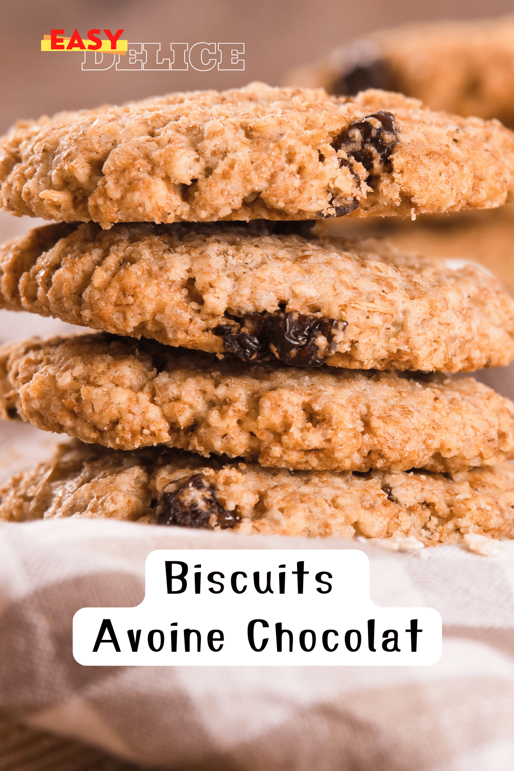 Biscuits à l’avoine et pépites de chocolat dorés, empilés dans une assiette