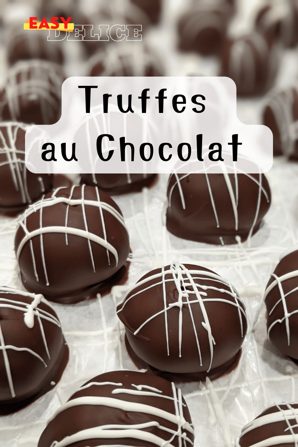 Assortiment de truffes au chocolat roulées dans du cacao, des noix et des copeaux de chocolat.