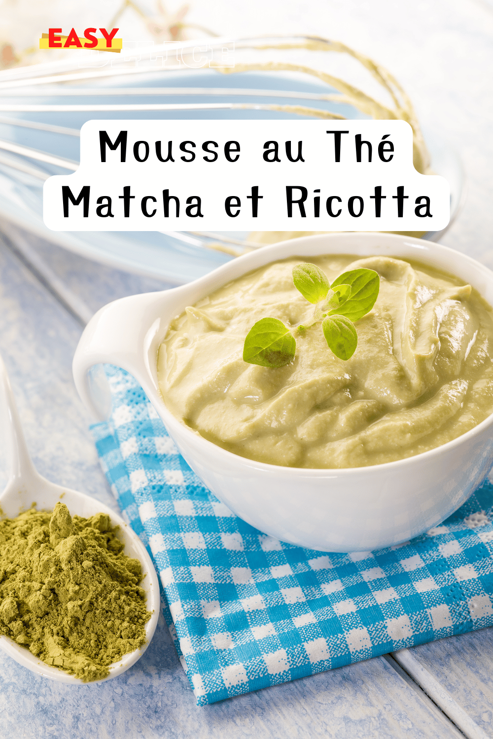 Mousse au thé matcha et ricotta joliment dressée dans des verrines avec une décoration de matcha saupoudré